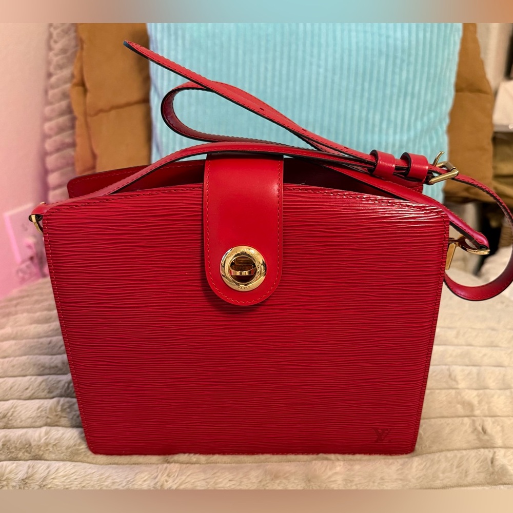 VGC!! Authentic LV Epi Red Crossbody Bag with Adjustable Strap